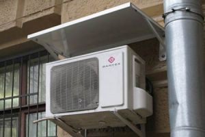 Козырёк установленный для защиты кондиционера